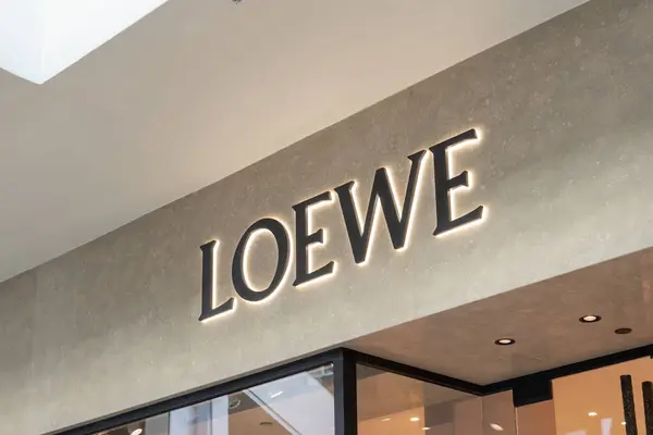 美国檀香山 2024年1月14日 在夏威夷怀基基的一家购物中心里 罗威标志的特写出现在他们的商店里 Loewe是一家西班牙奢侈品时装店 — 图库照片