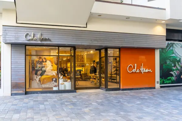 美国檀香山 2024年1月14日 位于夏威夷怀基基的Ala Moana中心的Cole Haan商店 Cole Haan 是美国的男女鞋类及配件品牌 — 图库照片
