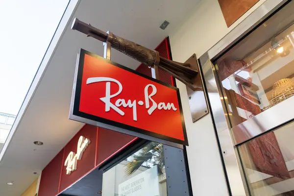 美国檀香山 2024年1月14日 在夏威夷怀基基的一家购物中心里 雷班悬挂商店标志的特写 Ray Ban是一个奢侈的太阳镜和眼镜品牌 — 图库照片