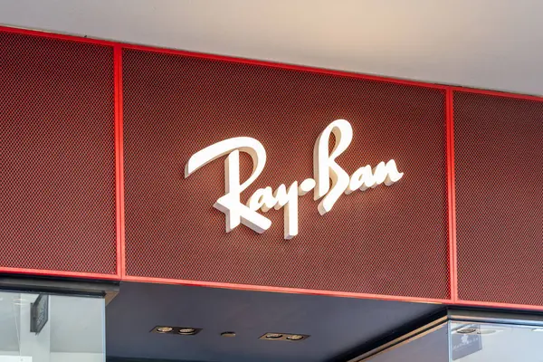 ホノルル Usa 2024 ハワイのワイキキにあるショッピングモールでレイバンのロゴサインのクローズアップ Ray Banは高級サングラスと眼鏡のブランドです — ストック写真