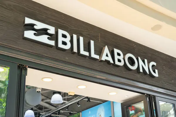 ホノルル Usa 2024 ハワイのワイキキのショッピングモールで彼らの店でビラボンロゴのサインのクローズアップ Billabong International Limitedはオーストラリアの会社です — ストック写真