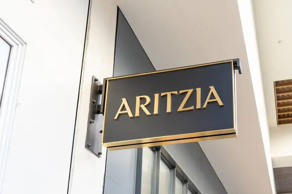 ホノルル Usa 2024 アリッツィアは ハワイのワイキキのショッピングモールで彼らの店でサインを投影します Aritzia Lpはカナダの女性ファッションブランドです — ストック写真