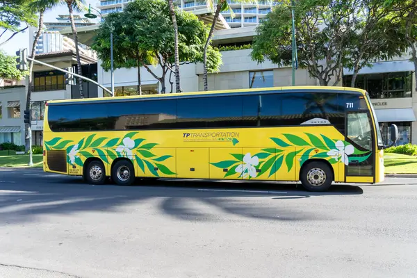 Autobús Con Flores Lado Del Autobús —  Fotos de Stock