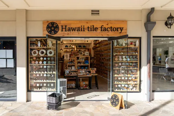 ホノルル 2024 ホノルル 米国のハワイタイルファクトリーストア ハワイタイル工場はお土産屋さんです — ストック写真