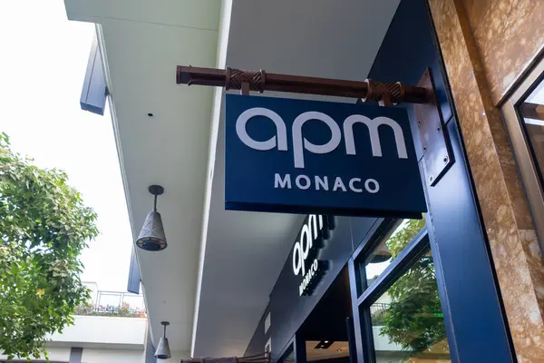 ホノルル Usa 2024 ハワイのワイキキのショッピングモールで彼らの店でApmモナコのロゴのサインを閉じます Apmモナコはファッションジュエリー会社です — ストック写真