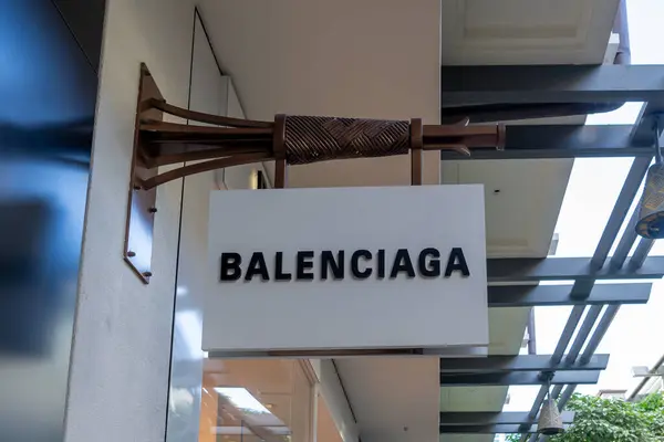 檀香山 2024年1月14日 Balenciaga在夏威夷怀基基的一家购物中心里挂着招牌 Balenciaga Sa是一家西班牙奢侈品时装店 — 图库照片