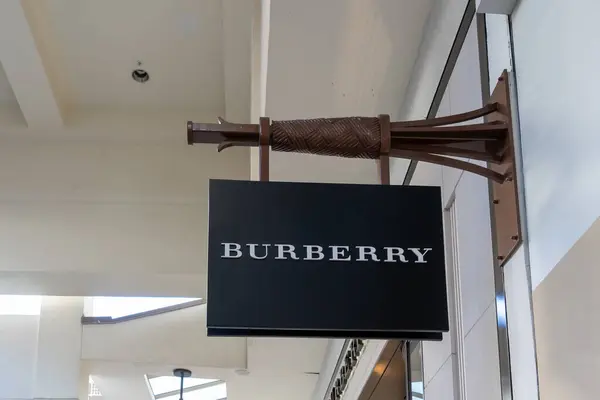 Honolulu Usa Januar 2024 Burberry Hängt Ein Schild Seinem Geschäft — Stockfoto