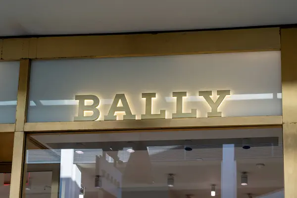 美国檀香山 2024年1月14日 在夏威夷怀基基的一家购物中心 Bally标志的特写出现在他们的商店里 Bally是一家瑞士奢侈品时装店 — 图库照片