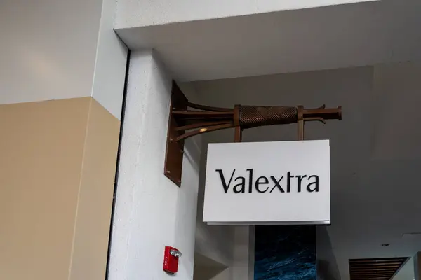 檀香山 2024年1月14日 在夏威夷怀基基的一家购物中心里 他们的商店里挂着加价标志 Valextra是一个品牌的豪华皮革制品和配件 — 图库照片