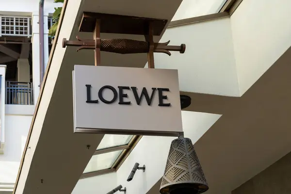 Honolulu Usa Januari 2024 Loewe Hangt Bord Hun Winkel Een — Stockfoto