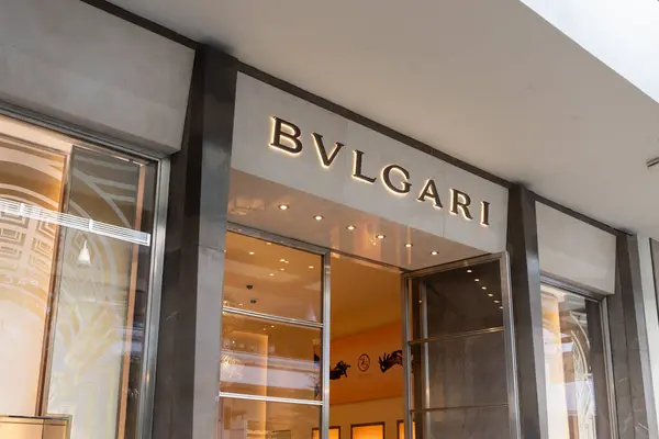 ホノルル Usa 2024 ハワイのワイキキのショッピングモールで彼らの店でBvlgariロゴサインの閉鎖 Bvlgariはイタリアの高級ジュエリーブランドです — ストック写真