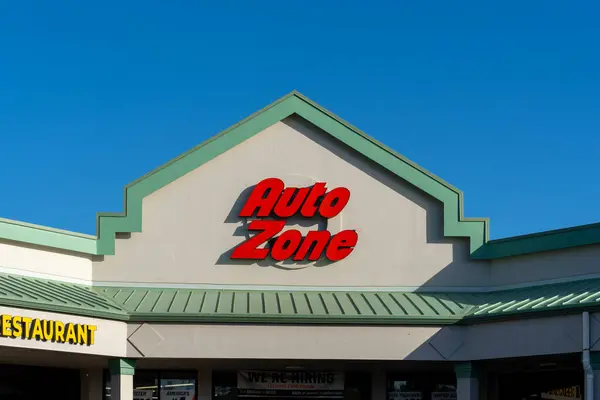 美国夏威夷考艾岛 2024年1月18日 美国夏威夷考艾岛建筑上的高速公路标志的特写 Autozone是美国售后服务的汽车零部件零售商 — 图库照片