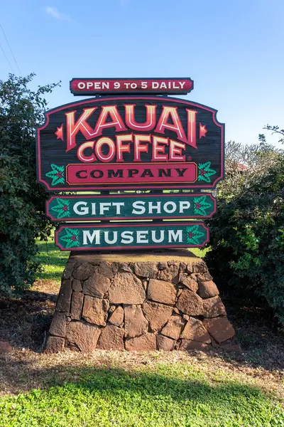 カウアイ ハワイ アメリカ 2024 カウアイコーヒーカンパニーのサインは カウアイで表示されます ハワイ アメリカ 2024 カウアイ — ストック写真