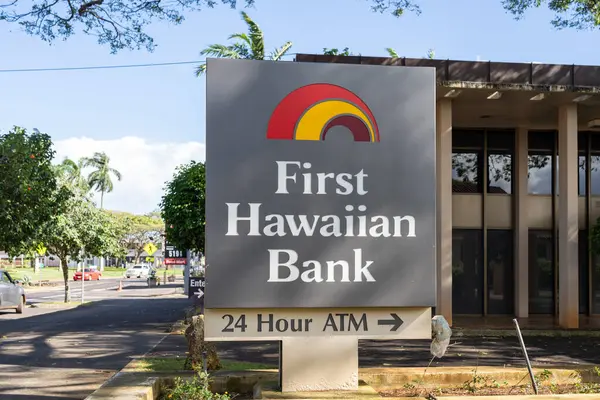 カウアイ ハワイ アメリカ 2024 ハワイのカウアイにある彼らの支店の1つでファーストハワイ銀行の地上サインの閉鎖 — ストック写真