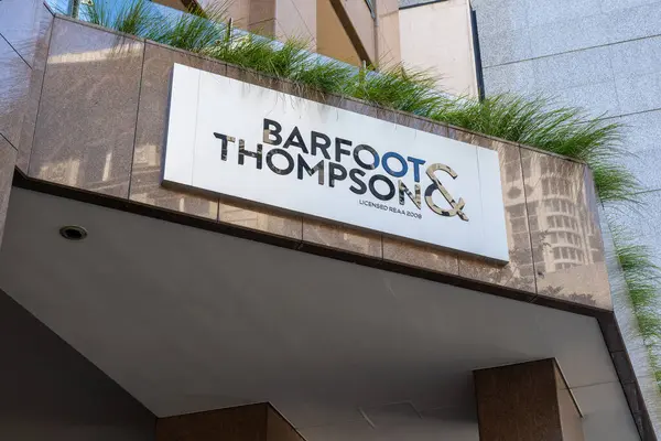 ニュージーランドのオークランド 2024年1月30日 バルフォートとトンプソンのロゴがニュージーランドのオークランドにある建物にサイン BarfootとThompsonは 私有の フランチャイズされていない不動産会社です — ストック写真