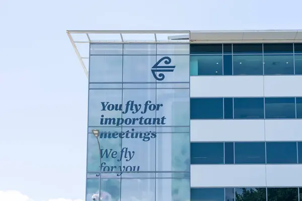 奥克兰 2024年1月30日 纽西兰航空在纽西兰奥克兰的公司办公大楼上的标识 纽西兰航空有限公司是纽西兰的航空公司 — 图库照片