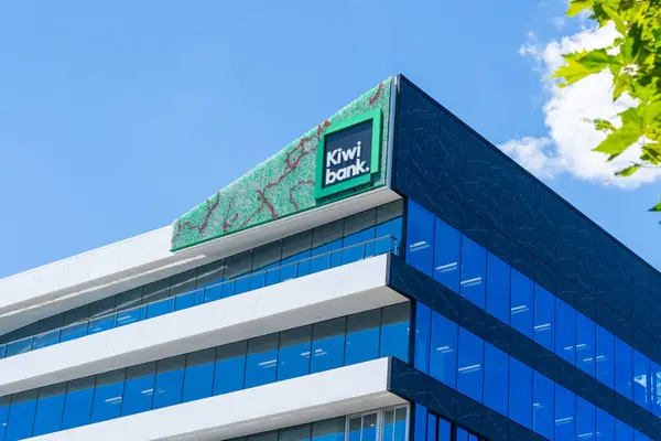 ニュージーランドのオークランド 2024年1月30日 ニュージーランドのオークランドにある本社ビルにキウィバンクのロゴサイン Kiwibank Limitedはニュージーランドの国有銀行および金融サービスプロバイダーです — ストック写真