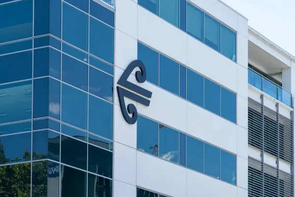 奥克兰 2024年1月30日 纽西兰航空在纽西兰奥克兰的公司办公大楼上的标识 纽西兰航空有限公司是纽西兰的航空公司 — 图库照片