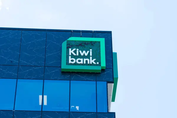 ニュージーランドのオークランド 2024年1月30日 ニュージーランドのオークランドにある本社ビルにキウィバンクのロゴサイン Kiwibank Limitedはニュージーランドの国有銀行および金融サービスプロバイダーです — ストック写真