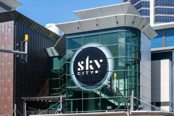 ニュージーランド オークランド 2024年1月30日 ニュージーランドのオークランドにある建物にスカイシティのロゴサイン スカイシティオークランドはエンターテイメントコンプレックスとカジノです — ストック写真