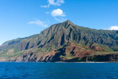 Na Pali Coast State Wilderness Park, Kauai, Hawaii, ABD. Npali Coast State Wilderness Park Hawaii 'deki Kauai Adası' nın kuzeybatısında yer almaktadır..