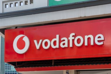 Suva, Fiji - 27 Şubat 2024: Suva, Fiji 'deki binanın üzerindeki bir Vodafone logosunun kapatılması. Vodafone Group Plc, İngiliz çokuluslu telekomünikasyon şirketidir.