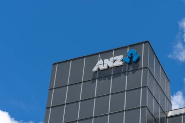 Suva, Fiji - 27 Şubat 2024: Suva, Fiji 'deki binanın ANZ Bank logosu. 