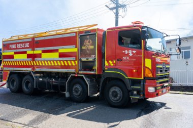Suva, Fiji - 27 Şubat 2024: Suva, Fiji 'deki yangın mahallinde bir itfaiye aracı görüldü.