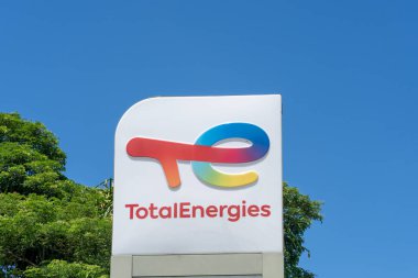 Nadi, Fiji - 1 Mart 2024: Nadi, Fiji 'deki bir benzin istasyonunda TotalEnergy logosunun yakın çekimi. TotalEnergies SE, Fransız çok uluslu entegre enerji ve petrol şirketidir.