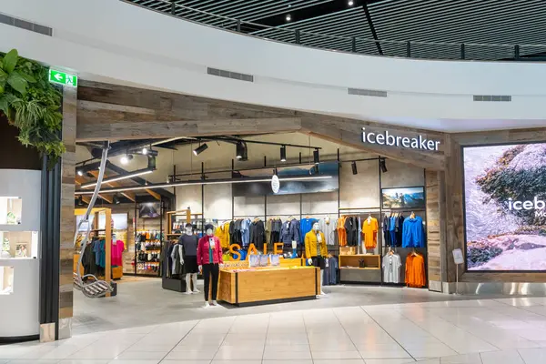 오클랜드 뉴질랜드 2024년 23일 뉴질랜드 오클랜드의 아이스브레이커 Icebreaker는 메리노 브랜드입니다 로열티 프리 스톡 사진