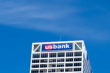 Ofis binasında ABD Bankası logosu işareti var. Milwaukee, Wisconsin, ABD - 3 Mayıs 2023. ABD Bankası bir Amerikan bankasıdır..