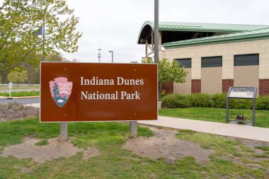 Indiana Dunes Ulusal Parkı tabelası gösteriliyor. Porter, IN, ABD - 3 Mayıs 2023. Indiana Dunes NP, Indiana 'da bulunan ulusal park..