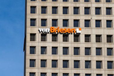 von Briesen, Milwaukee, Wisconsin, ABD 'deki ofis binasına 3 Mayıs 2023' te imza attı..