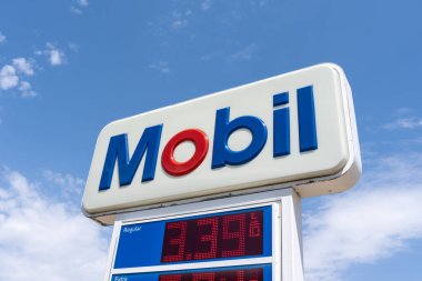 Benzin istasyonundaki Mobil logosunun kapağı gösteriliyor. Madison, Wisconsin, ABD, 4 Mayıs 2023.