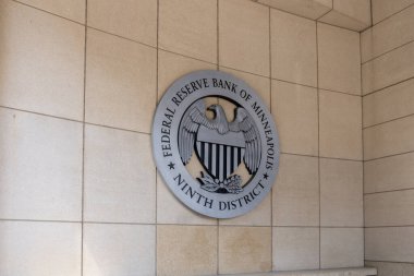 Minneapolis Federal Rezerv Bankası 'nın mührü 5 Mayıs 2023' te Minneapolis, Minnesota 'daki karargahta. Minneapolis Federal Rezerv Bankası Federal Rezerv 'ün 9. Bölgesini kapsar..