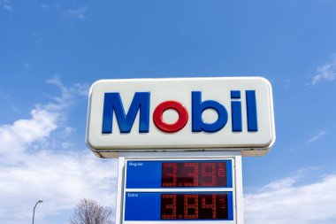 Benzin istasyonundaki Mobil logosunun kapağı gösteriliyor. Madison, Wisconsin, ABD, 4 Mayıs 2023.