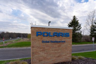 5 Mayıs 2023 'te Medina, Minnesota, ABD' deki Küresel Karargah 'ında Polaris kara logosu işareti. Polaris Inc., Amerikalı bir otomotiv üreticisi..