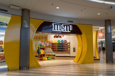5 Mayıs 2023 'te Bloomington, MN, ABD' deki Mall of America 'daki M ve MS Candy mağazasında. M ve MS mağazası M ve M şeker, giysi, ev dekorasyonu ve hediyeler satan renkli, etkileşimli bir şekerleme temalı mağazadır..