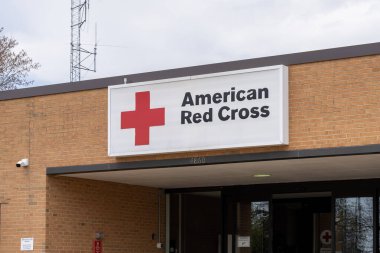 Madison, WI, ABD 'deki Güneybatı Bölümü ve Kan Bağışı Merkezi' ndeki binada Amerikan Kızıl Haçı tabelası var..