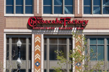 Salt Lake City, Utah 'taki City Creek Center' da 11 Mayıs 2023 'te bir Cheesecake Factory restoranı. Cheesecake Factory, peynirli kek sunan bir Amerikan zincir restoranıdır..