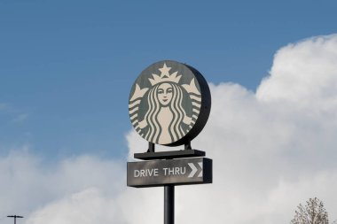 Mavi gökyüzü arkaplanlı bir Starbucks direği gösteriliyor. Wyoming, ABD, 8 Mayıs 2023. Starbucks Corporation, Amerika Birleşik Devletleri 'nin çok uluslu kahve dükkanları zinciri..