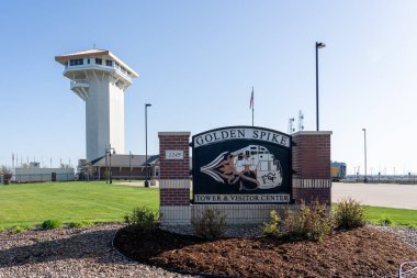 Kuzey Platte, NE, ABD 'deki Golden Spike Kulesi ve Ziyaretçi Merkezi tabelası 8 Mayıs 2023. Altın Spike Kulesi özel bir organizasyondur. Misafirlere aşağıdaki tren istasyonunun kuş bakışı görüntüsünü sunar..