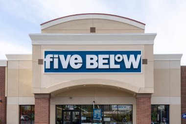 15 Mayıs 2023 'te ABD' nin Utah kentindeki Salt Lake City binasının üzerindeki beş adet BELOW mağaza logosu. Five Aow Inc., Amerika 'da indirimli indirimli satış mağazaları zinciri..