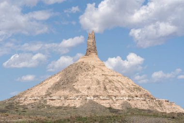 Morrill County 'deki Chimney Rock Ulusal Tarih Bölgesi, batı Nebraska, ABD, 8 Mayıs 2023. Baca Kayası önemli bir jeolojik kaya formasyonudur.