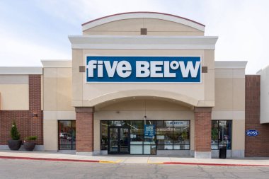 15 Mayıs 2023 'te ABD' nin Utah kentindeki Salt Lake City binasının üzerindeki beş adet BELOW mağaza logosu. Five Aow Inc., Amerika 'da indirimli indirimli satış mağazaları zinciri..