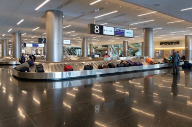 11 Mayıs 2023 'te Salt Lake City Uluslararası Havalimanı, Salt Lake City, UT, ABD' deki bagaj yenileme alanında bagaj atlıkarıncasının yolcuları.