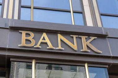 Binadaki BANK tabelasına yakın çekim. Salt Lake City, Utah, ABD - 12 Mayıs 2023.