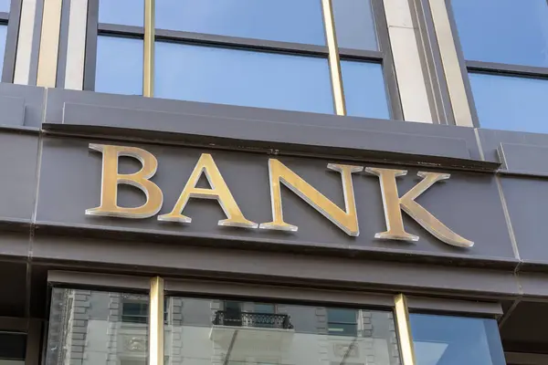Binadaki BANK tabelasına yakın çekim. Salt Lake City, Utah, ABD - 12 Mayıs 2023.