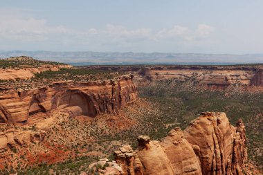 Colorado Ulusal Anıtı, Colorado, ABD. Colorado Ulusal Anıtı, Colorado Platosu 'ndaki çöl arazisini kaplayan muhteşem kanyonların bulunduğu bir alandır..