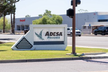 26 Mayıs 2025 'te ABD' deki 400 N. Beck Bulvarı 'ndaki ADESA Phoenix ofisinin önündeki tabela. ADESA, profesyonel araba alıcıları ve satıcılarına toptan araç açık artırması çözümleri sunar.